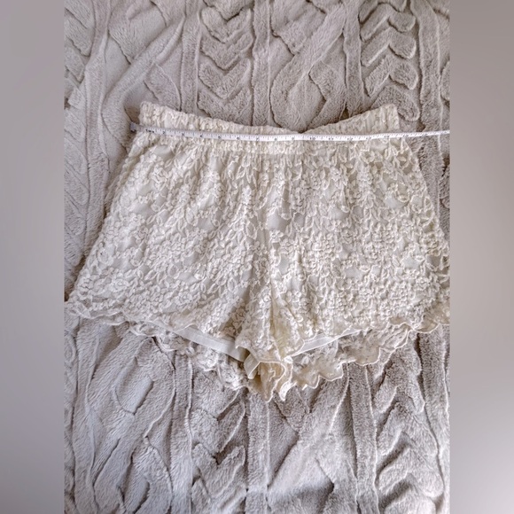 Chic Cream Lace Shorts - Picture 3 of 4